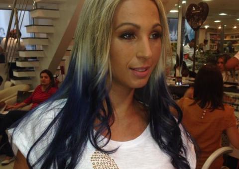  Valesca Popozuda pinta os cabelos de azul